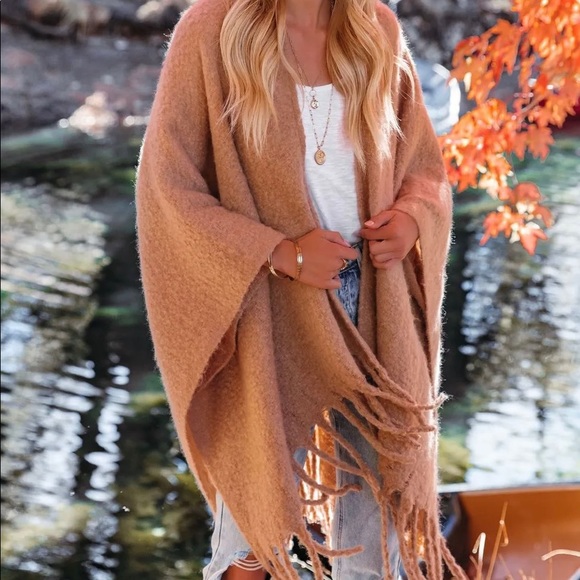 LIYANA SOFT FRINGE PONCHO - Picture 5 of 9